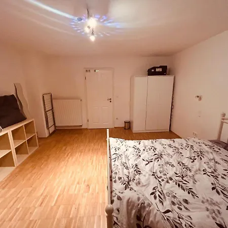 Homestay Theresienstrasse 83 *